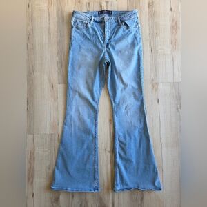 Hollister Women High Rise Flare Jeans in a light wash denim 31x31 13R